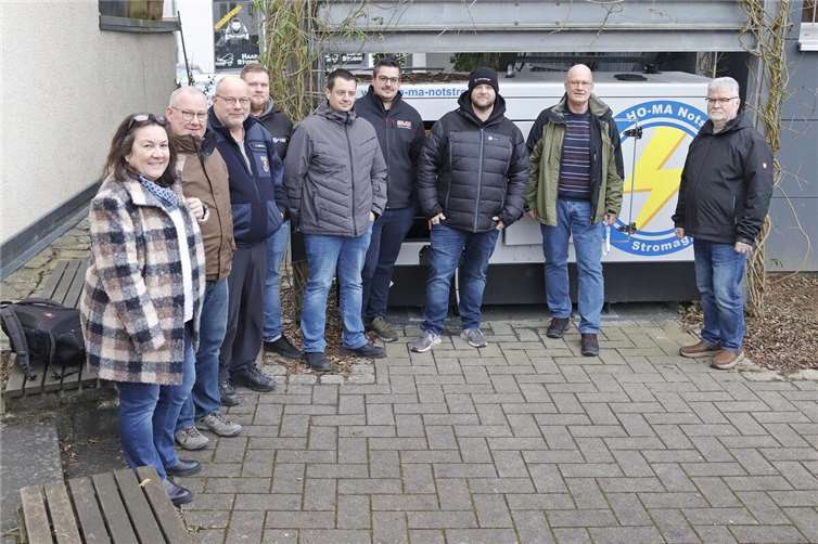 Gruppenfoto der Besucher aus Höchstenbach und den Gastgebern mit dem Notstromaggregat. Ganz links die Ortsbürgermeisterin von Höchstenbach Frau Anke Fuchs Zweiter von rechts der Leiter des Selterser NotfalltreffsKlaus Kühl.  Fotos: Rita Steindorf
