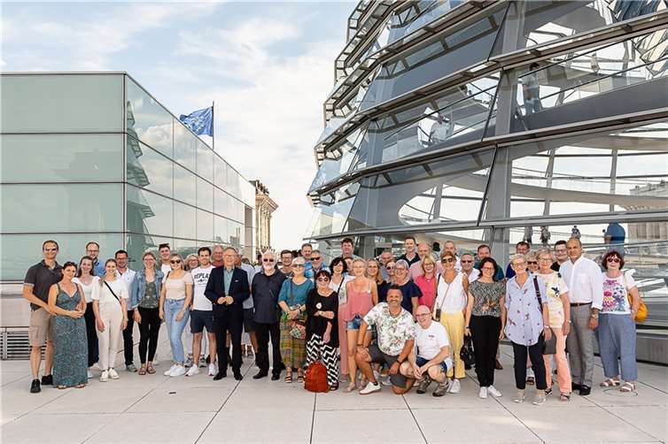 Gruppenfoto der Besuchergruppe im Deutschen Bundestag in Berlin. Foto: Daniel Rudolph - StadtLandMensch-Fotografie