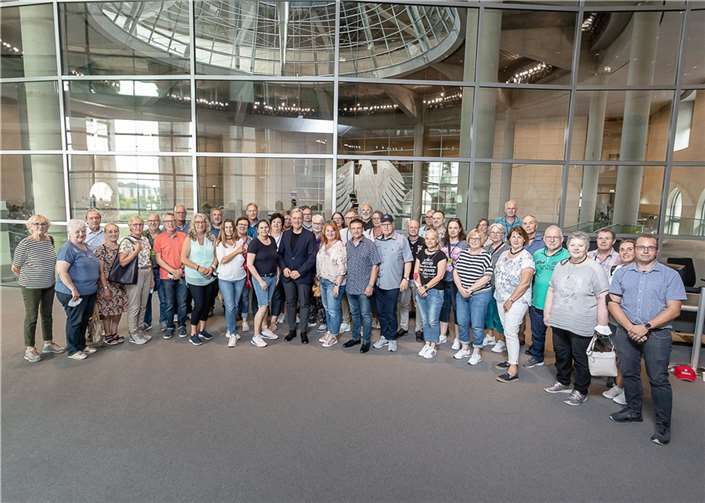 Gruppenfoto der Besuchergruppe im Deutschen Bundestag in Berlin. Foto: Bundesregierung/StadtLandMensch-Fotografie