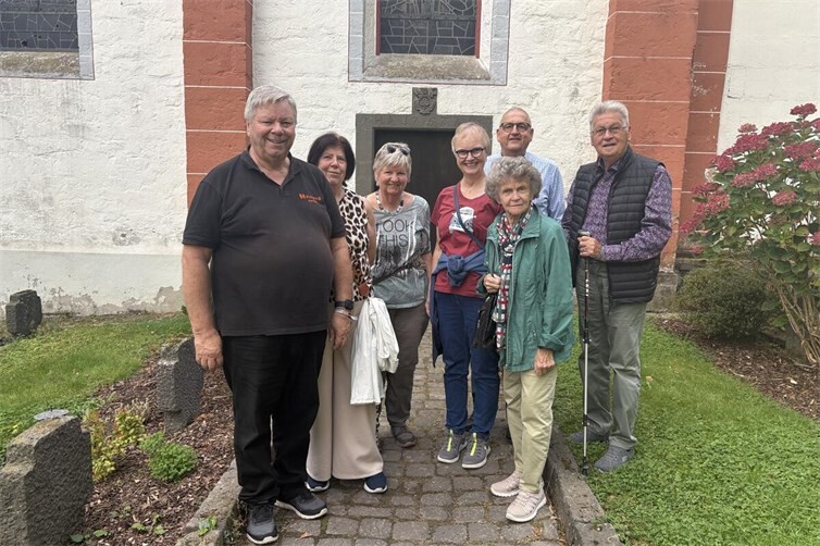 Gruppenfoto der Besuchergruppe vor der Nikolauskapelle