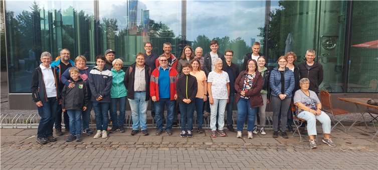 Gruppenfoto der DRK-Mitglieder mit ihren Familien vor der Vulkanbrauerei Mendig.  Foto: privat