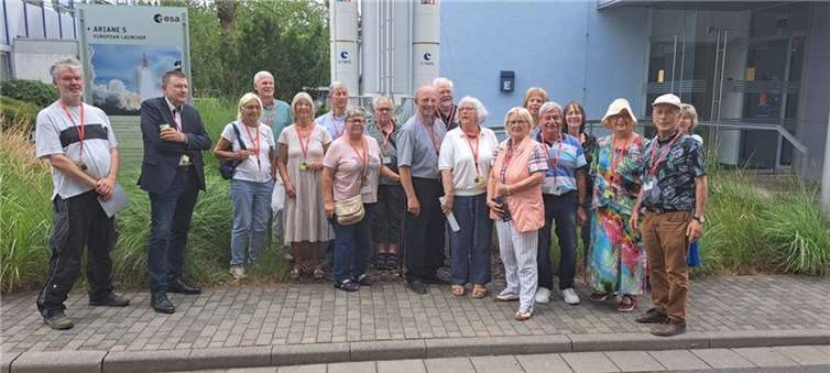 Gruppenfoto der EuropaUnion vor dem Modell der Trägerrakete Ariane 5.  Fotos: privat