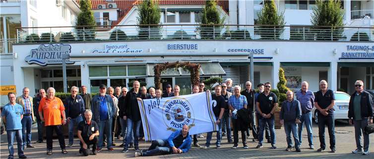 Gruppenfoto der Flensburger Freunde vor dem Seehotel Fährhaus.Quellen: Flensburger Freunde