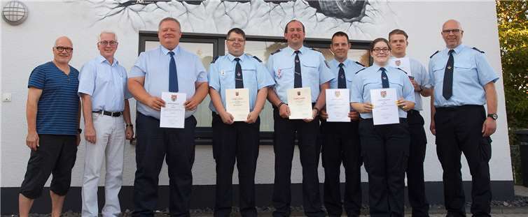 Gruppenfoto der Geehrten und Beförderten im Kreis des Ersten Beigeordneten von Dernbach Hans Didi (links), Bürgermeister Volker Mendel (2. v. links) und Wehrleiter Dirk Kuhl (rechts).Feuerwehr der VG Puderbach