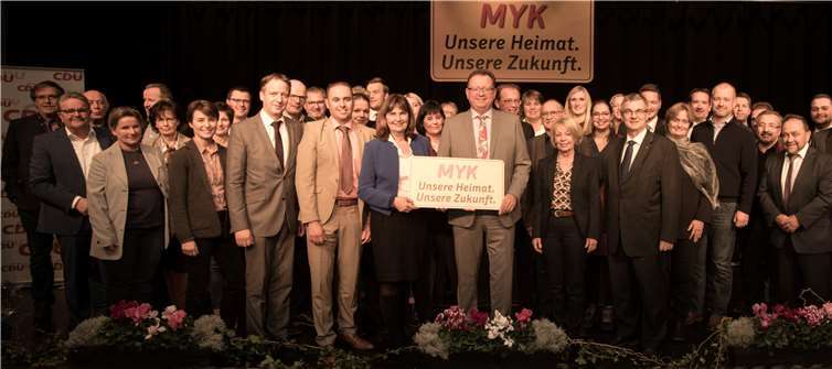 Gruppenfoto der Kandidatinnen und Kandidaten der Kreis CDU. In der Bildmitte u. a. Georg Moesta (Platz 1), Mechthild Heil, MdB, (Platz 2) und Jens Firmenich (Platz 3).Michael Schneider