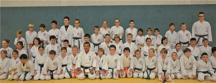 Gruppenfoto der Kinder und Jugendlichen mit Großmeister Tamayose Hidemi.  Privat