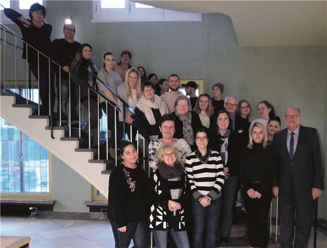 Gruppenfoto der Klasse FS.ALT 18 a im Foyer des Hessischen Ministeriums für Soziales und Integration mit Staatsminister Stefan Grüttner (vorne rechts). Privat
