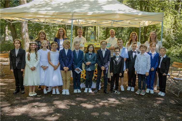 Gruppenfoto der Kommunionkinder beim Gottesdienst auf der Erpeler Ley.  Foto: Blass-Fotografie