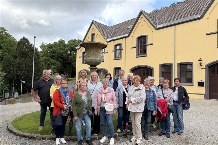 Gruppenfoto der Landfrauem im Schlosshof von Schloss Arenfels