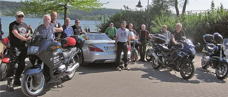 Gruppenfoto der Motorradfreunde mit Safety Car.privat