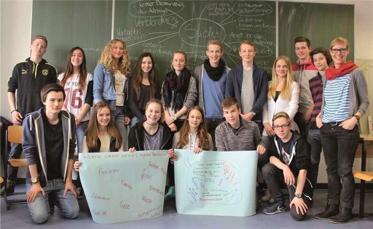 Gruppenfoto der Schüler des Gymnasiums auf dem Asterstein im Anschluss an die Unterrichtseinheit Suchtprävention. privat