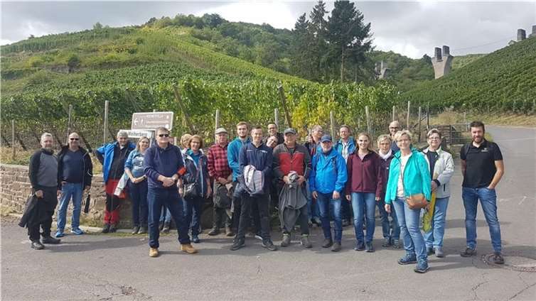 Gruppenfoto der Stadtsoldaten der Hönninger KG mit Familie Poppelreuter am Startpunkt in Ahrweiler.  Foto: privat