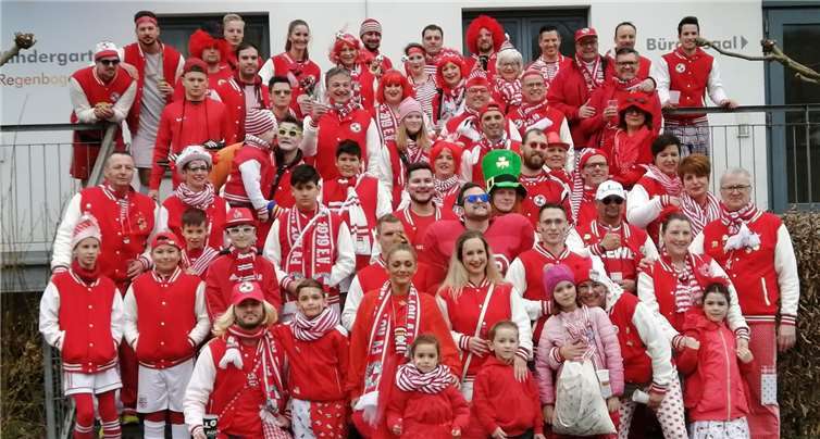 Gruppenfoto der Teilnehmer am Karnevalsumzug. Foto: privat