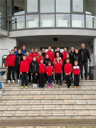 Gruppenfoto der Teilnehmer des gemeinsamen Trainingslagers vom SV Blau-Gelb Dernau und des LC Eilenburger Land.  Foto: Jens Fahrenbruch