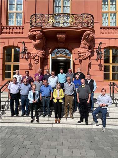 Gruppenfoto der ehemaligen Führungskräfte mit den beiden Landtagsabgeordneten Lana Horstmann und Ellen Demuth.  Foto: privat