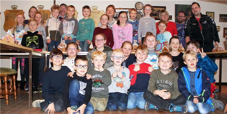 Gruppenfoto der fleißigen kleinen Bäckerinnen und Bäcker.Fotos: privat