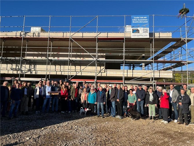 Gruppenfoto der geladenen Gäste anlässlich des Richtfestes des TC Bad Bodendorf. Foto: TC Bad Bodendorf