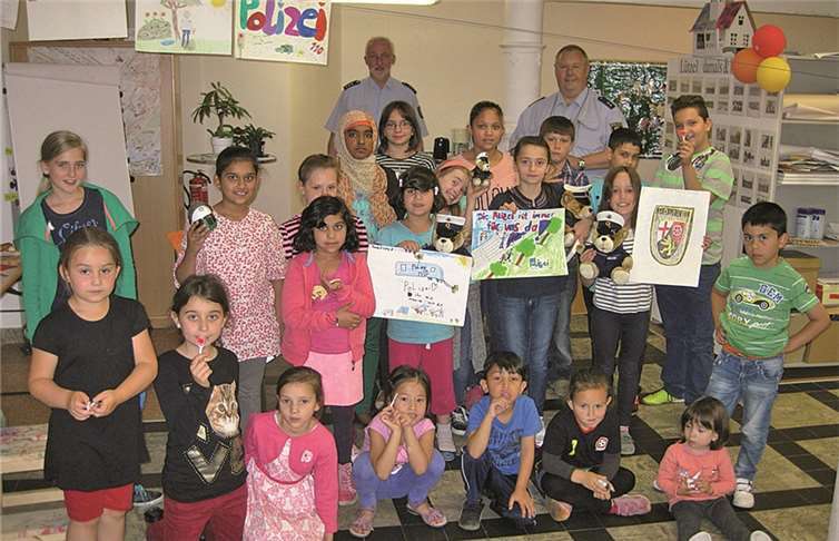Gruppenfoto der jungen Künstler mit den beiden Polizeibeamten Bernd Sabel und Wilhelm Schäfer. privat