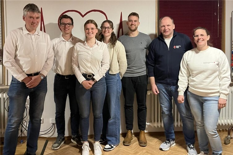 Gruppenfoto der neuen Bereitschaftsleitung mit den Gratulanten: vlnr: Stefan Frevel, Kevin Frevel, Celina Smith, Emelie Gisa, Lukas Niggl, Ulrich Bergmann, Christine Winnichner