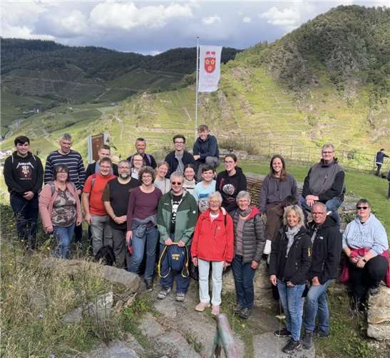 Gruppenfoto des DRK Ortsvereins Wehr e. V. am Fuße der Saffenburg.Foto: privat