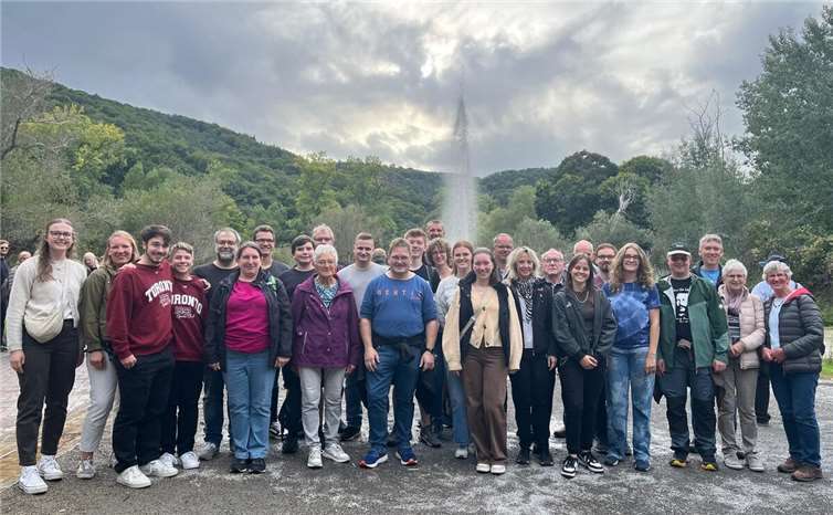 Gruppenfoto des DRK Ortsvereins Wehr e.V. vor dem Kaltwassergeysir in Andernach. Foto: Emelie Gisa