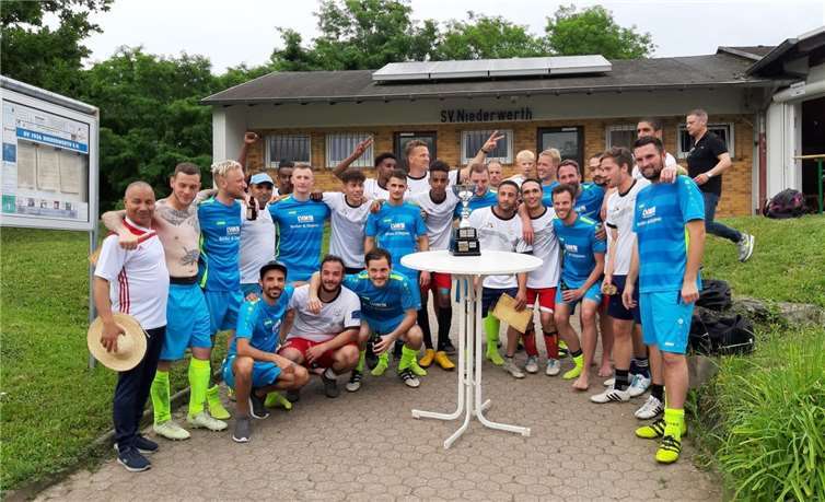 Gruppenfoto des Projektes ZWO beim Justizfußballturnier