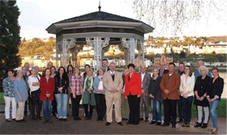 Gruppenfoto direkt am Rheinufer mit den von der „JoHo-Schängelstiftung“ Prämierten und den Vorstandsmitgliedern der Stiftung. US