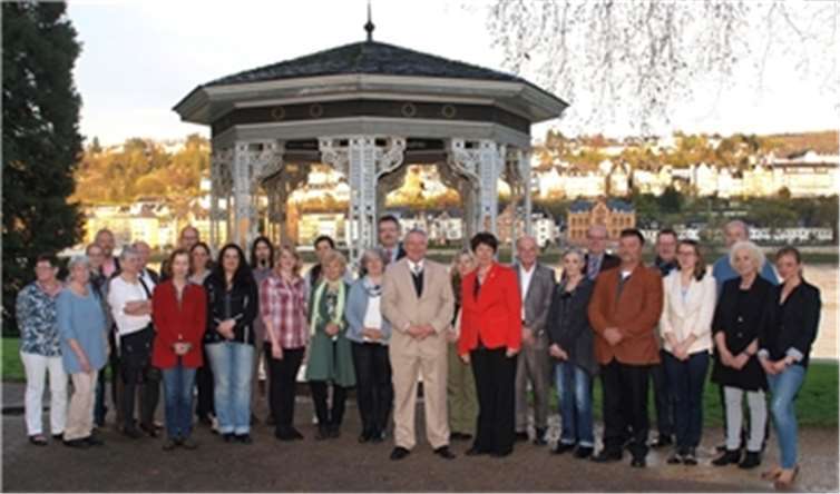 Gruppenfoto direkt am Rheinufer mit den von der „JoHo-Schängelstiftung“ Prämierten und den Vorstandsmitgliedern der Stiftung. US