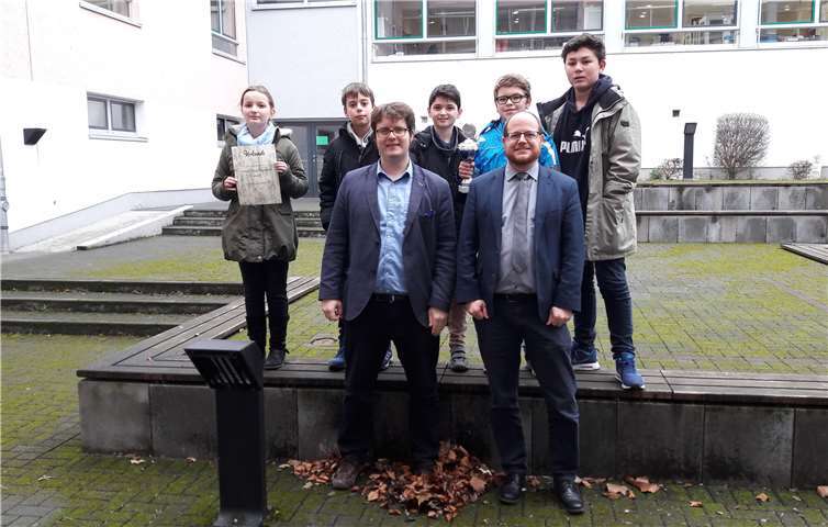 Gruppenfoto im Atrium des WRG: Katharina Wimmer, Mauritz Brost, Betreuer Thomas Damson, Diar Osmani, Bastian Schittler, 1. Stellv. Schulleiter Johannes Arnold, Michael Schupfer. privat