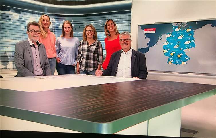 Gruppenfoto im Kölner n-tv Studio v.l.: Lava-Dome Leiter Helmut Koll, Marie Lindner und Irma Brünker von der make/c Produktion, Andrea Roberts (Lava-Dome), n-tv Moderatorin Gesa Eberl und Mendigs Stadtbürgermeister Hans-Peter Ammel.Foto: privat