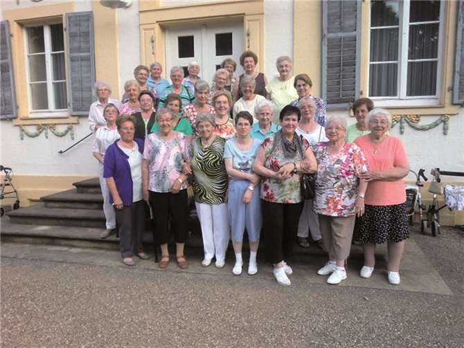 Gruppenfoto im Kurpark: Die Senioren genossen die Gruppenreise ins malerische Bad Bocklet. privat