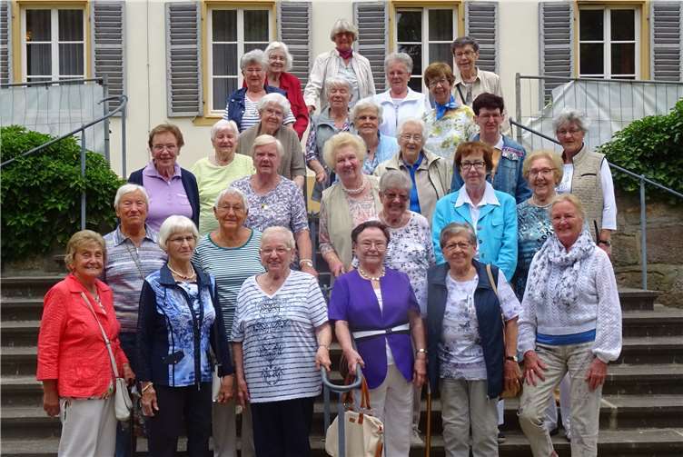 Gruppenfoto im Kurpark: Die Senioren genossen die Reise ins malerische Bad Bocklet.  Caritasverband Koblenz
