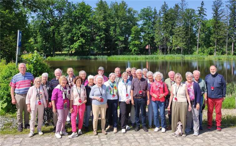 Gruppenfoto im Schlosspark der ehemaligen Residenz des Prinzen Wilhelm von Hohenzollern in Karpniki. Foto: privat