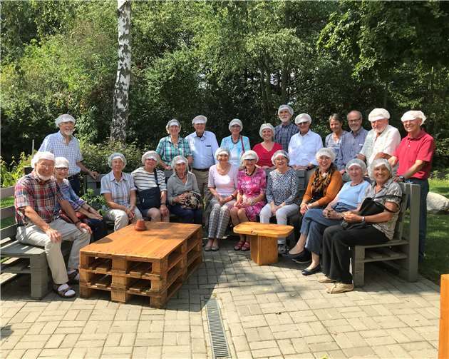 Gruppenfoto im Vorgarten der Firma EmikoFoto: privat