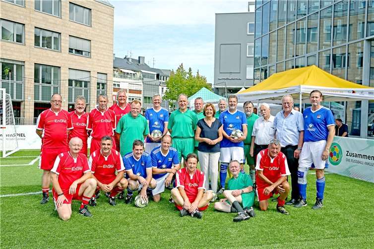 Gruppenfoto in Trier (der SV Remagen in Grün) mit Ministerpräsidentin Malu Dreyer, FVR Präsident Desch und DFB Vizepräsident Janotta aus Winningen.Copyright: Carsten Kobow/DFB-Stiftung Sepp Herberger