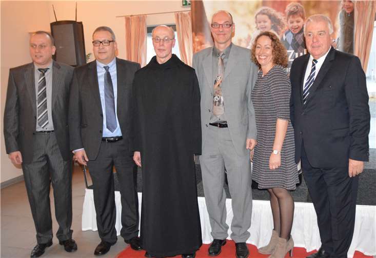 Gruppenfoto mit Dame! (v.li.) VG-Bürgermeister Johannes Bell, Kempenichs Bürgermeister Stefan Friedsam, Benedikt Müntnich, Jan-Peter Kiel, Sandra Olszewski und MdL Guido Ernst (Bad Breisig).BE