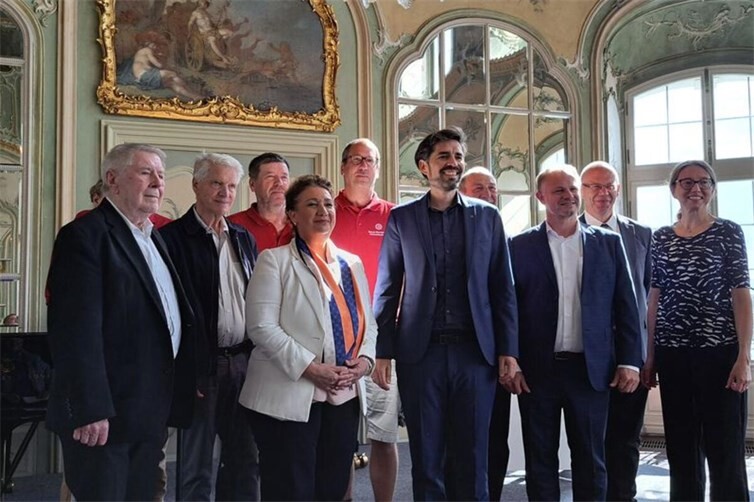 Gruppenfoto mit Minister Sven Teuber (Mitte) bei der Feierstunde im Engerser Schloss