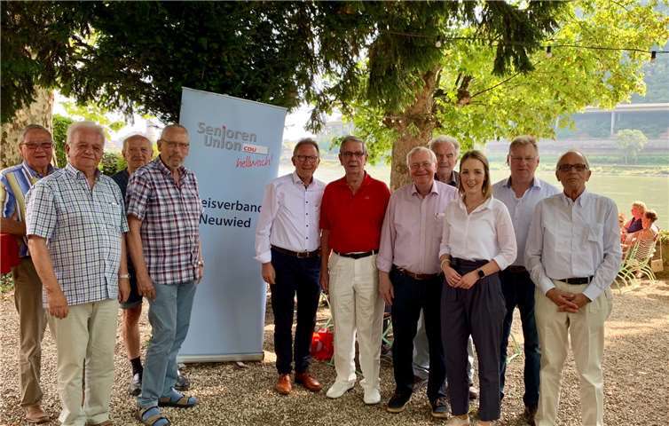 Gruppenfoto mit Rheinblick bei der Senioren Union im Kreis Neuwied.Foto: Senioren Union Neuwied