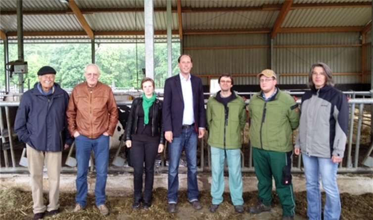 Gruppenfoto mit Stefan Engstfeld (Mitte) auf dem Schlebacher Hof. privat