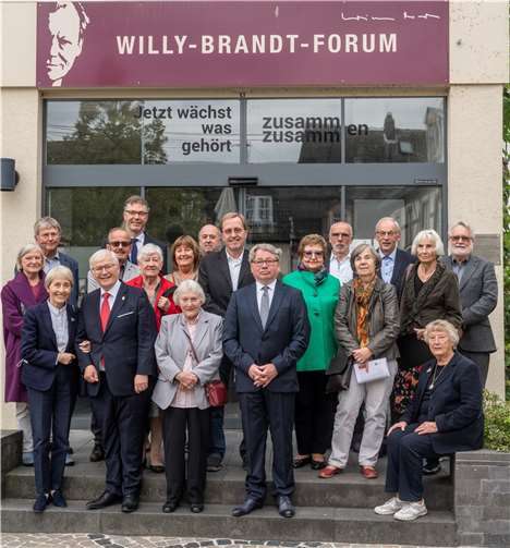 Gruppenfoto mit allen Beteiligten vor dem Eingang zum Willy Brandt-Forum. Fotos: Creativ Picture - Heinz Werner Lamberz
