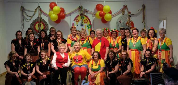 Gruppenfoto mit dem Damenballett des Frauenkaffees.Fotos: privat