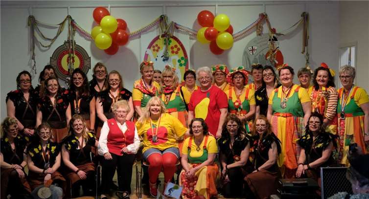 Gruppenfoto mit dem Damenballett des Frauenkaffees.Fotos: privat