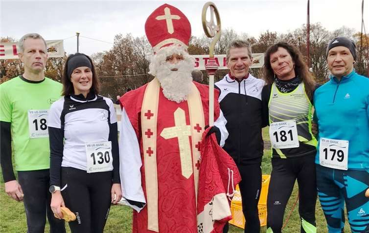 Gruppenfoto mit dem Nikolaus (v.l.): Martin Blum, Heike Blum, Betreuer Joachim Best, Manuela Flemmer, Gerd Scholze.Fotos: Lauftreff Puderbach