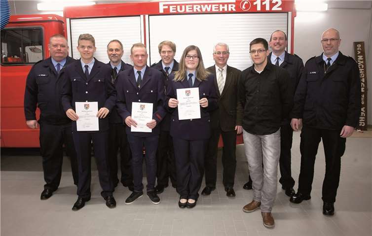 Gruppenfoto mit den Ernannten und Beförderten bei der Feuerwehr Dernbach.WT