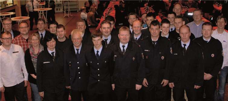 Gruppenfoto mit den Geehrten und Beförderten.WT