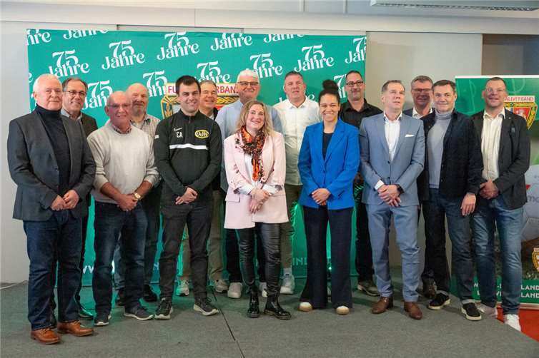 Tolle Menschen in den Ehrenämtern des Fußballsports Gruppenfoto mit den Kreis-Ehrenamtspreisträgern und den Gratulanten. Fotos: SCH