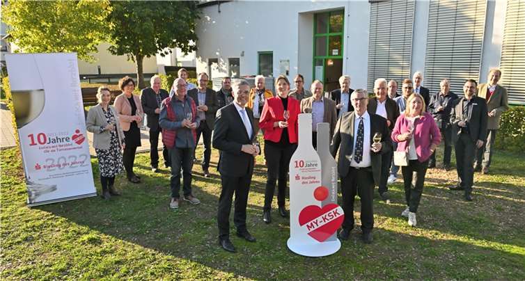 Gruppenfoto mit der Jury: Der KSK-Vorstandsvorsitzende Karl-Josef Esch und Landrat Dr. Alexander Saftig (beide vorne mittig) freuen sich mit den Jurymitgliedern zur 10. Auflage des Weinwettbewerbs „Sparkassen-Riesling des Jahres“ über die Sieger in diesem Jahr.  Fotos: Ralph Künzel