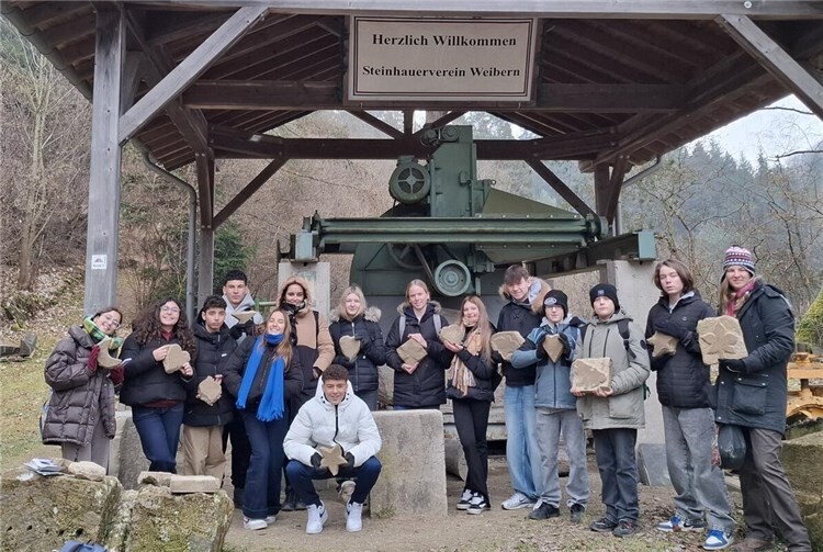 Gruppenfoto mit einer Halbgruppe der spanischen und deutschen Schüler/-innen mehr ihren Lehrkräften. Rechts die Projektverantwortliche Vivien Rupieper. Fotos: Heimatfreunde Weibern e.V.