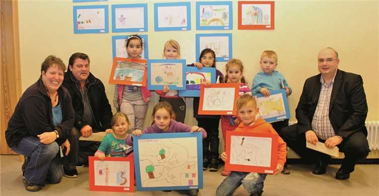 Gruppenfoto mit stolzen Künstlern, Caritasmitarbeiterin Claudia Wickert sowie Matthias Wollny und Georg Reinhardt von der Koblenzer WohnBau.privat