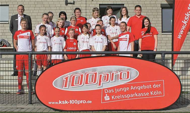 Gruppenfoto nach dem Training mit den beiden Spielerinnen des 1. FC Köln beim SV Rot-Weiß Merl. Kreissparkasse Köln